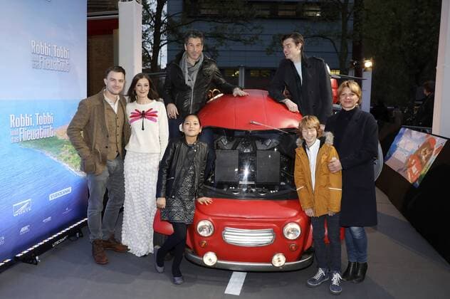 Friedrich Mücke, Alexandra Maria Lara, Melina Mardini, Wolfgang Groos, Sam Riley, Arsseni Bultmann und Jördis Triebel bei der Premiere des Kinofilms Robbi, Tobbi und das Fliewatüüt im Kino in der Kulturbrauerei. Berlin, 20.11.2016 Foto:xS.xGabschx xFuturexImage