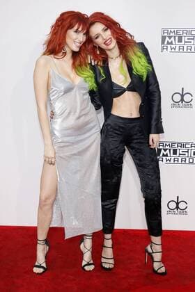 Bella Thorne und ihre Schwester Dani Thorne bei der Ankunft zu den American Music Awards am 20.11.2016 in Los Angeles 2016 American Music Awards in Los Angeles 