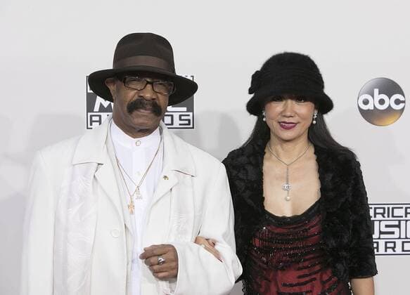 November 20, 2016 - Los Angeles, California, U.S - Dennis Graham and guest on the Red Carpet of the 2016 American Music Awards held on Sunday, November 20, 2016 at the Microsoft Theatre in Los Angeles, California. Los Angeles U.S. - ZUMAp124 20161120_zaa_p124_290