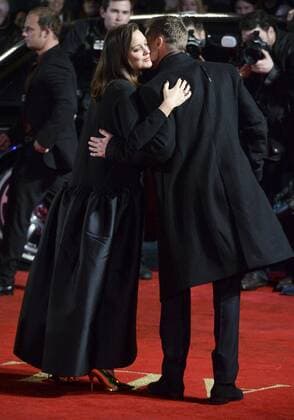 November 21, 2016 - London, London, UK - London, UK. BRAD PITT, and MARION COTILLARD kiss as they arrive at the Allied UK film premiere at Odeon Leicester Square, London. The film follows two assassins who fall in love during a mission to kill a Nazi official during World War II. London UK  - ZUMAl94_ 20161121_zaf_l94_029