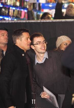 . 21 09 2016. London, United Kingdom. Film Premiere of Allied with Brad Pitt and Marion Cotillard. Leicester square. Brad Pitt ,left, makes selfie with fan.  xMAXxNASHx IIM-13857-0001