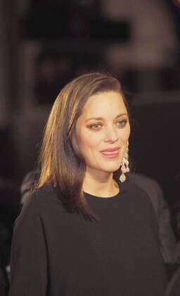 . 21 09 2016. London, United Kingdom. Film Premiere of Allied with Brad Pitt and Marion Cotillard. Leicester square.Marion arrives for Premiere.  xMAXxNASHx IIM-13857-0009