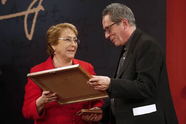 Bilder des Tages Chilean President Michelle Bachelet (L) meets with Argentinian writer and winner of the Ibero American Narrative Award Manuel Rojas, Cesar Aira (R), at La Moneda Palace in Santiago, Chile, 21 November 2016. Winner of the Ibero American Narrative Award Manuel Rojas !ACHTUNG: NUR REDAKTIONELLE NUTZUNG!  CH01 20161121-636153634412489037