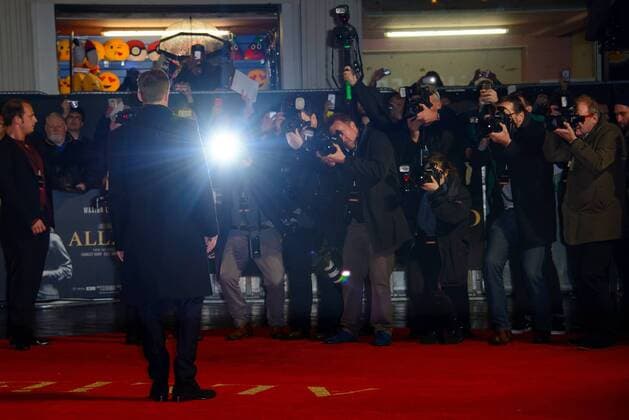 . 21 11 2016. London, United Kingdom. Guest arrives at the Allied UK Film Premiere. Odeon, Leicester Square.  xChrisxJosephx xi-Imagesx IIM-13858-0031