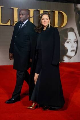 . 21 11 2016. London, United Kingdom. Marion Cotillard arrives at the Allied UK Film Premiere. Odeon, Leicester Square.  xChrisxJosephx xi-Imagesx IIM-13858-0078