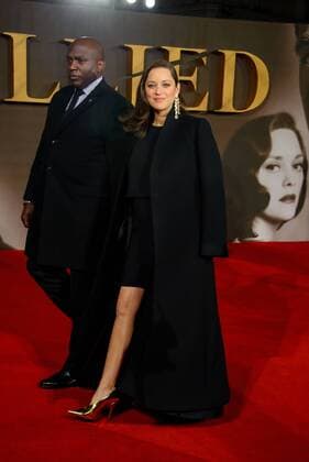 . 21 11 2016. London, United Kingdom. Marion Cotillard arrives at the Allied UK Film Premiere. Odeon, Leicester Square.  xChrisxJosephx xi-Imagesx IIM-13858-0080
