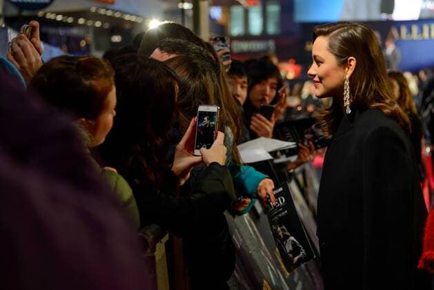 . 21 11 2016. London, United Kingdom. Marion Cotillard arrives at the Allied UK Film Premiere. Odeon, Leicester Square.  xChrisxJosephx xi-Imagesx IIM-13858-0083