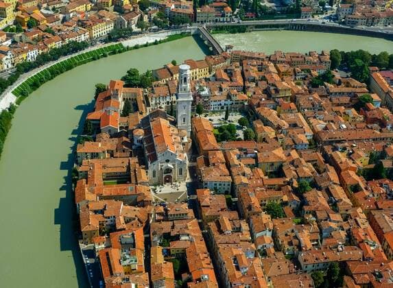 Italien, Verona Verona Cathedral Cattedrale Santa Maria Matricolare, Stadtzentrum Verona, Fluß Etsch, Adige, Verona, Norditalien, Veneto, Italien !ACHTUNGxMINDESTHONORARx60xEURO!