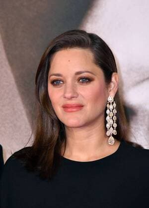 . 22 11 2016. London, United Kingdom. Allied UK film premiere. Marion Cotillard attends remiere of Allied, a drama about a French-Canadian spy who falls in love with a French agent in Casablanca, at Odeon Leicester Square, London.  xNilsxJorgensenx xi-Imagesx IIM-13859-0003