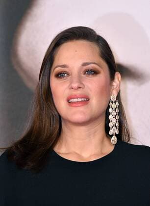 . 22 11 2016. London, United Kingdom. Allied UK film premiere. Marion Cotillard attends remiere of Allied, a drama about a French-Canadian spy who falls in love with a French agent in Casablanca, at Odeon Leicester Square, London.  xNilsxJorgensenx xi-Imagesx IIM-13859-0007