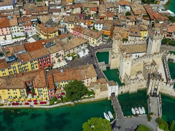 Scaligerburg Castello Scaligero, Halbinsel von Sirmione am Garda See, Lago di Garda, Sirmione, Norditalien, Lombardia, Italien !ACHTUNGxMINDESTHONORARx60xEURO!