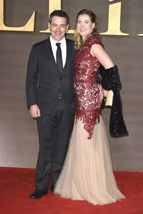 Kevin Baillie mit Begleitung bei der Premiere des Kinofilms Allied: Vertraute Fremde im Odeon Leicester Square. London, 21.11.2016 Kevin Baillie mit Begleitung  Foto:xS.xVasx xFuturexImage