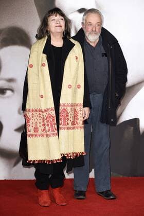 Marion Bailey mit Lebenspartner Mike Leigh bei der Premiere des Kinofilms Allied: Vertraute Fremde im Odeon Leicester Square. London, 21.11.2016 Marion Bailey, Mike Leigh  Foto:xS.xVasx xFuturexImage