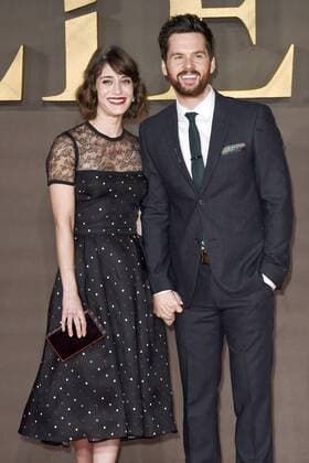 Lizzy Caplan und Tom Riley bei der Premiere des Kinofilms Allied: Vertraute Fremde im Odeon Leicester Square. London, 21.11.2016 Lizzy Caplan, Tom Riley  Foto:xS.xVasx xFuturexImage