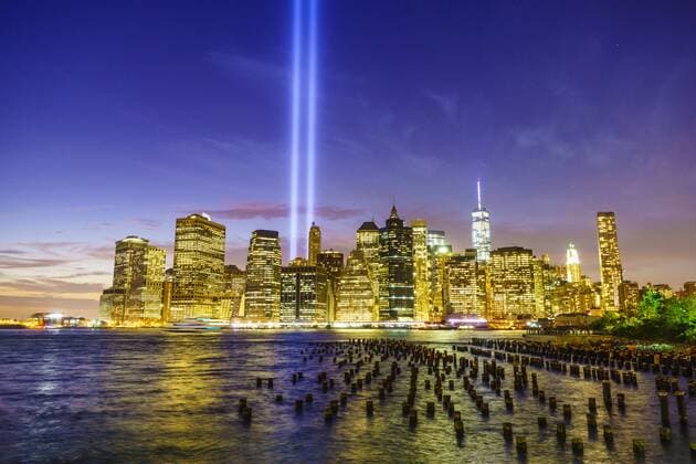 20 Jahre Anschl?ge vom 11. September: Gedenkkultur in den USA Lower Manhattan skyscrapers including One World Trade Center from across the East River at night, with light beams from the Tribute in Light 9 11 Memorial, New York City, New York, United States of America, North America Copyright: AmandaxHall 808-1403