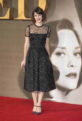 Allied UK film premiere London, UK. Lizzy Caplan at the Allied UK film premiere, Odeon Leicester Square cinema, Leicester Square, London, England, UK, on Monday 21 November 2016. LMK368-61302-221116 