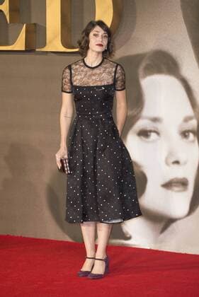 Allied UK film premiere London, UK. Lizzy Caplan at the Allied UK film premiere, Odeon Leicester Square cinema, Leicester Square, London, England, UK, on Monday 21 November 2016. LMK368-61302-221116 