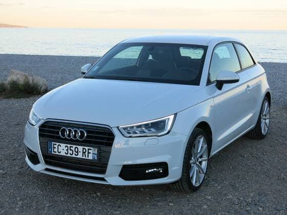 Audi A1 sport 1.4 TFSI (Baureihe 8X facelift, Modelljahr 2017, Farbe: Cortinaweiss, Kleinwagen) an der Küste (Strand, Steinstrand, Kiesstrand) an der Côte d Azur (Frankreich) in der Dämmerung.