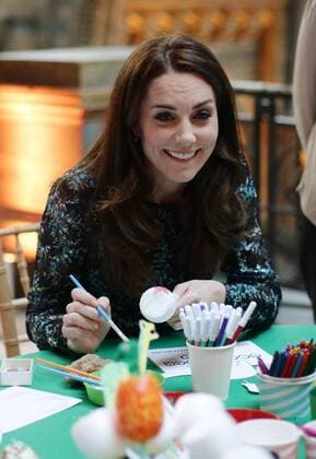 . 22 11 2016. London, United Kingdom. The Duchess of Cambridge attends a children s tea party at the Natural History Museum in London to celebrate Dippy the Diplodocus s time in Hintze Hall.  xROTAx xi-Imagesx IIM-13875-0006