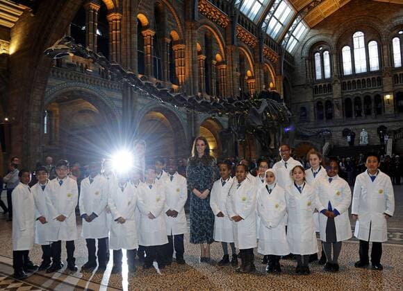 . 22 11 2016. London, United Kingdom. The Duchess of Cambridge with pupils from Oakington Manor Primary School in Wembley, North London as she attends a children s tea party at the Natural History Museum in London to celebrate Dippy the Diplodocus s time in Hintze Hall.  xROTAx xi-Imagesx IIM-13875-0007