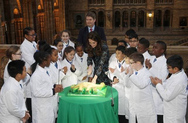 . 22 11 2016. London, United Kingdom. The Duchess of Cambridge with pupils from Oakington Manor Primary School in Wembley, North London as she attends a children s tea party at the Natural History Museum in London to celebrate Dippy the Diplodocus s time in Hintze Hall.  xROTAx xi-Imagesx IIM-13875-0008