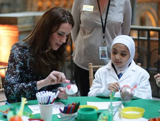 Bilder des Tages . 22 11 2016. London, United Kingdom. The Duchess of Cambridge with pupils from Oakington Manor Primary School in Wembley, North London as she attends a children s tea party at the Natural History Museum in London to celebrate Dippy the Diplodocus s time in Hintze Hall.  xROTAx xi-Imagesx IIM-13875-0015