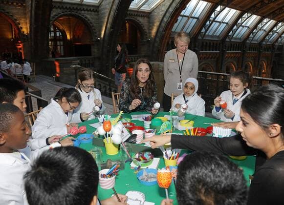 . 22 11 2016. London, United Kingdom. The Duchess of Cambridge with pupils from Oakington Manor Primary School in Wembley, North London as she attends a children s tea party at the Natural History Museum in London to celebrate Dippy the Diplodocus s time in Hintze Hall.  xROTAx xi-Imagesx IIM-13875-0016