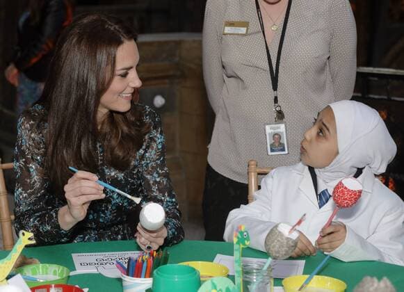 . 22 11 2016. London, United Kingdom. The Duchess of Cambridge with pupils from Oakington Manor Primary School in Wembley, North London as she attends a children s tea party at the Natural History Museum in London to celebrate Dippy the Diplodocus s time in Hintze Hall.  xROTAx xi-Imagesx IIM-13875-0017