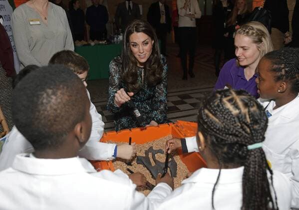 . 22 11 2016. London, United Kingdom. The Duchess of Cambridge with pupils from Oakington Manor Primary School in Wembley, North London as she attends a children s tea party at the Natural History Museum in London to celebrate Dippy the Diplodocus s time in Hintze Hall.  xROTAx xi-Imagesx IIM-13875-0020