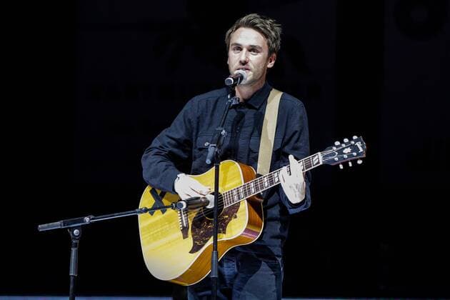 Erfurt, 221116 , Oettinger Rockets gegen NÜR Nürnberg Falcons BC im Bild: Clueso singt mit Gitarre auf dem Spielfeld , Thomas Hübner
