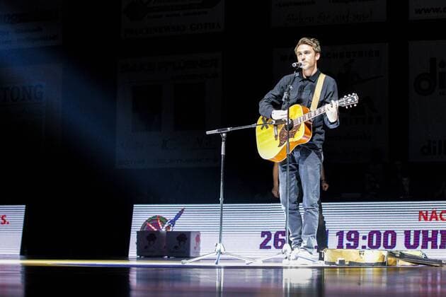 Erfurt, 221116 , Oettinger Rockets gegen NÜR Nürnberg Falcons BC im Bild: Clueso singt mit Gitarre auf dem Spielfeld , Thomas Hübner