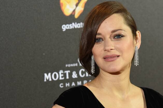 Marion Cotillard attends Allied premiere in Madrid Marion Cotillard poses for media during the premiere of Allied in Madrid.  JorgexSanzxGarcía