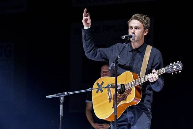 Basketball ProA Saison 2016 17 Oettinger Rockets vs. Nürnberg Falcons BC Im Bild: Clueso (Thomas Hübner) singt mit Gitarre auf dem Spielfeld in der Messe Erfurt Oettinger Rockets vs. Nürnberg Falcons BC