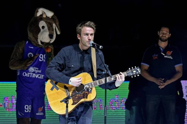 Basketball ProA Saison 2016 17 Oettinger Rockets vs. Nürnberg Falcons BC Im Bild: Clueso (Thomas Hübner) singt mit Gitarre auf dem Spielfeld in der Messe Erfurt Oettinger Rockets vs. Nürnberg Falcons BC