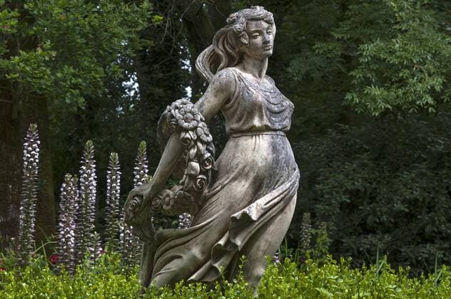  Weibliche Skulptur mit einem Blumenband, hinten Akanthusblüten (Acanthus), Parc Floral et Tropical de la Court d Aron, Saint Cyr en Talmondais, Vandee, Frankreich, Europa Copyright: imageBROKER/HelmutxMeyerxzurxCapellen iblmzc04413635.jpg