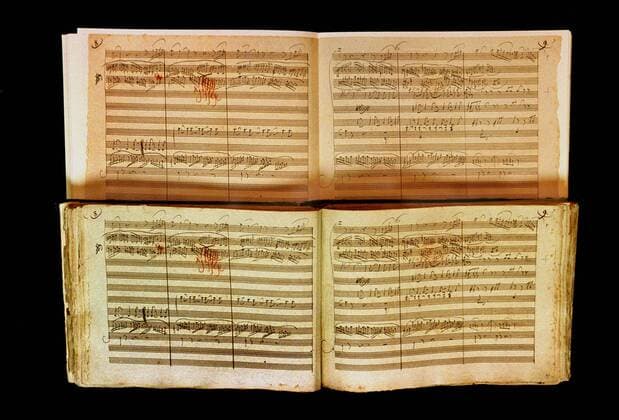 Deutschland, Bonn, 07.02.2001 Beethoven-Archiv in Bonn. Foto: Originalnoten von Beethoven, die sechste Symphonie Pastorale (unten) und Kopie (oben). Beethoven-Archiv