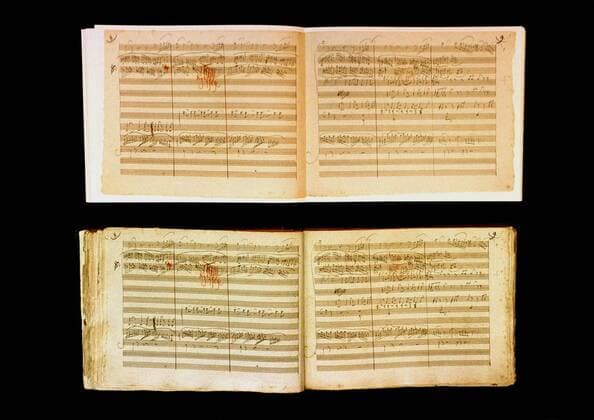 Deutschland, Bonn, 07.02.2001 Beethoven-Archiv in Bonn. Foto: Originalnoten von Beethoven, die sechste Symphonie Pastorale (unten) und Kopie (oben). Beethoven-Archiv