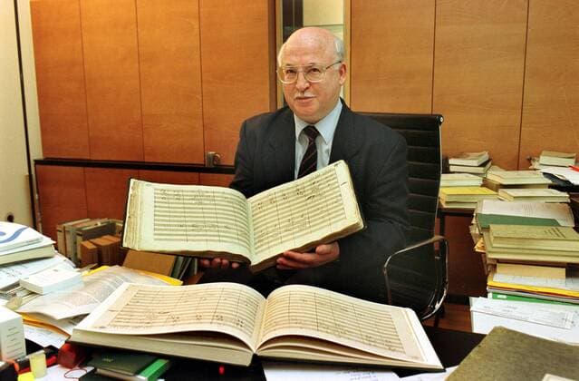 Deutschland, Bonn, 07.02.2001 Beethoven-Archiv in Bonn. Foto: Sieghard Brandenburg mit Originalnoten von Beethoven, die sechste Symphonie Pastorale (unten) und Kopie (oben). Beethoven-Archiv