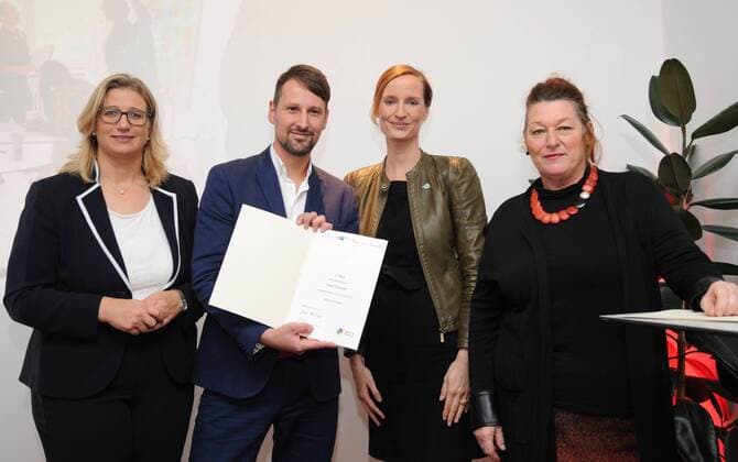 Preisverleihung im Rahmen des Wettbewerbs Bunte Visionäre am Dienstag (22.11.2016) im Kulturzentrum am Eurobahnhof in Saarbrücken. Im Bild: Die Idee tobigro belegt den 2. Platz. V.l.: Anke Rehlinger, Ministerin für Wirtschaft, Arbeit, Energie und Verkehr, Preisträger Tobias Gross, Tina Müller, Projektleiterin Saarland-Marketing, und Michaela Kilper-Beer, Geschäftsführerin des Kulturzentrums.