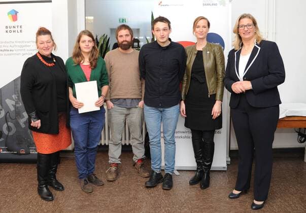 Preisverleihung im Rahmen des Wettbewerbs Bunte Visionäre am Dienstag (22.11.2016) im Kulturzentrum am Eurobahnhof in Saarbrücken. Im Bild: Sieger des Wettbewerbs wird die Gemeinschaftsidee Map for young travellers . V.l.: Michaela Kilper-Beer, Geschäftsführerin des Kulturzentrums, Preisträgerin Nicole Burkhardt, Preisträger Alexander Karle, Preisträger Jonathan Kunz, Tina Müller, Projektleiterin Saarland-Marketing, und Anke Rehlinger, Ministerin für Wirtschaft, Arbeit, Energie und Verkehr.