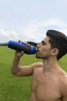 Barechested athlete drinking from bottle model released Symbolfoto  BOYF00651
