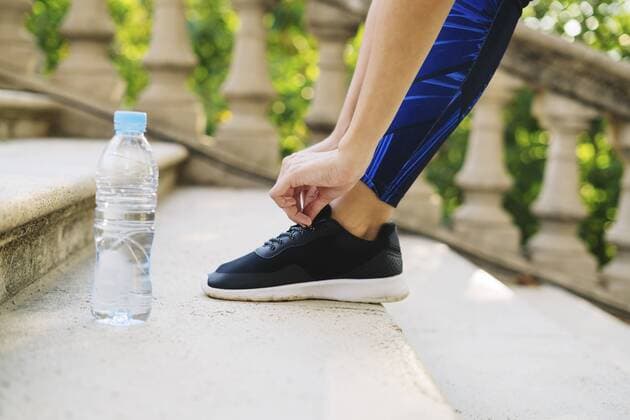 Close-up of shoe and water bottle of sportive woman model released Symbolfoto  EBSF01803