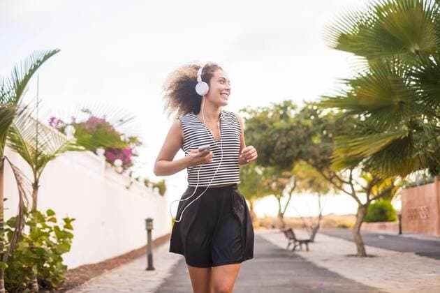Spain, young woman jogging with smartphone and headphones model released Symbolfoto  SIPF01070