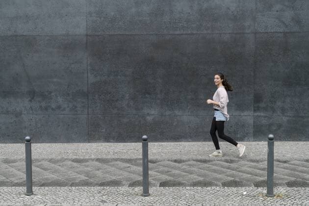 Young woman running in the city model released Symbolfoto  TAMF00739
