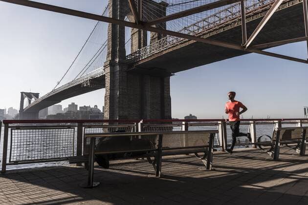 USA, New York City, man running at East River under Brooklyn Brige model released Symbolfoto  UUF08821