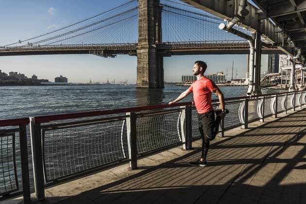 USA, New York City, sportive man stretching at East River model released Symbolfoto  UUF08830