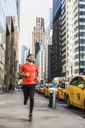 USA, New York City, man running in Manhattan model released Symbolfoto  UUF08840