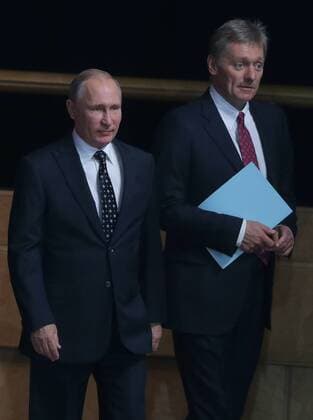 Wladimir Putin wÃ¤hrend der Preisverleihung der Russischen Geographischen Gesellschaft MOSCOW, RUSSIA - NOVEMBER 24, 2016: Russia s President and Chairman of the RGO Board of Trustees Vladimir Putin (L) and his spokesman Dmitry Peskov attend the Russian Geographical Society awards ceremony at the Moscow Kremlin. Mikhail Metzel TASS  TS038ACC