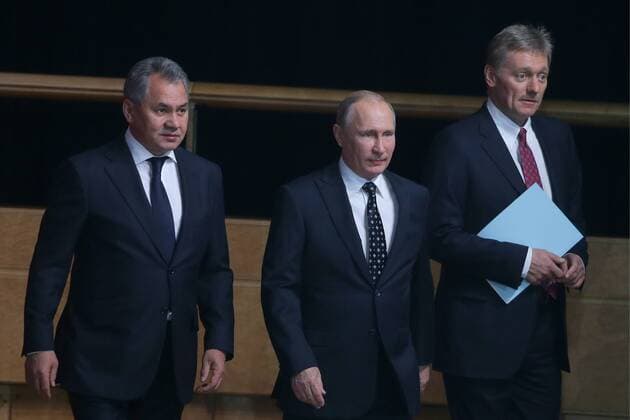 Wladimir Putin wÃ¤hrend der Preisverleihung der Russischen Geographischen Gesellschaft MOSCOW, RUSSIA - NOVEMBER 24, 2016: President of the Russian Geographical Society, Russia s Defence Minister Sergei Shoigu, Russia s President and Chairman of the RGO Board of Trustees Vladimir Putin, and spokesman of the president of Russia Dmitry Peskov (L-R) at the Russian Geographical Society awards ceremony at the Moscow Kremlin. Mikhail Metzel TASS  TS038ACD