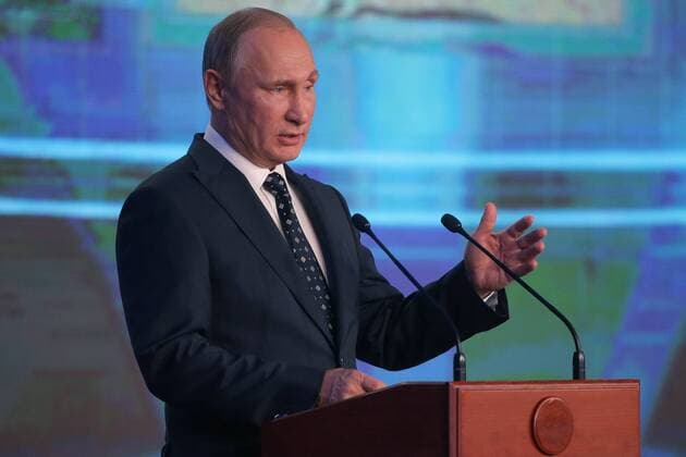 Wladimir Putin wÃ¤hrend der Preisverleihung der Russischen Geographischen Gesellschaft MOSCOW, RUSSIA - NOVEMBER 24, 2016: Russia s President Vladimir Putin, Chairman of the Board of Trustees of the Russian Geographical Society, speaks at the Russian Geographical Society awards ceremony at the Moscow Kremlin. Mikhail Metzel TASS  TS038ADD